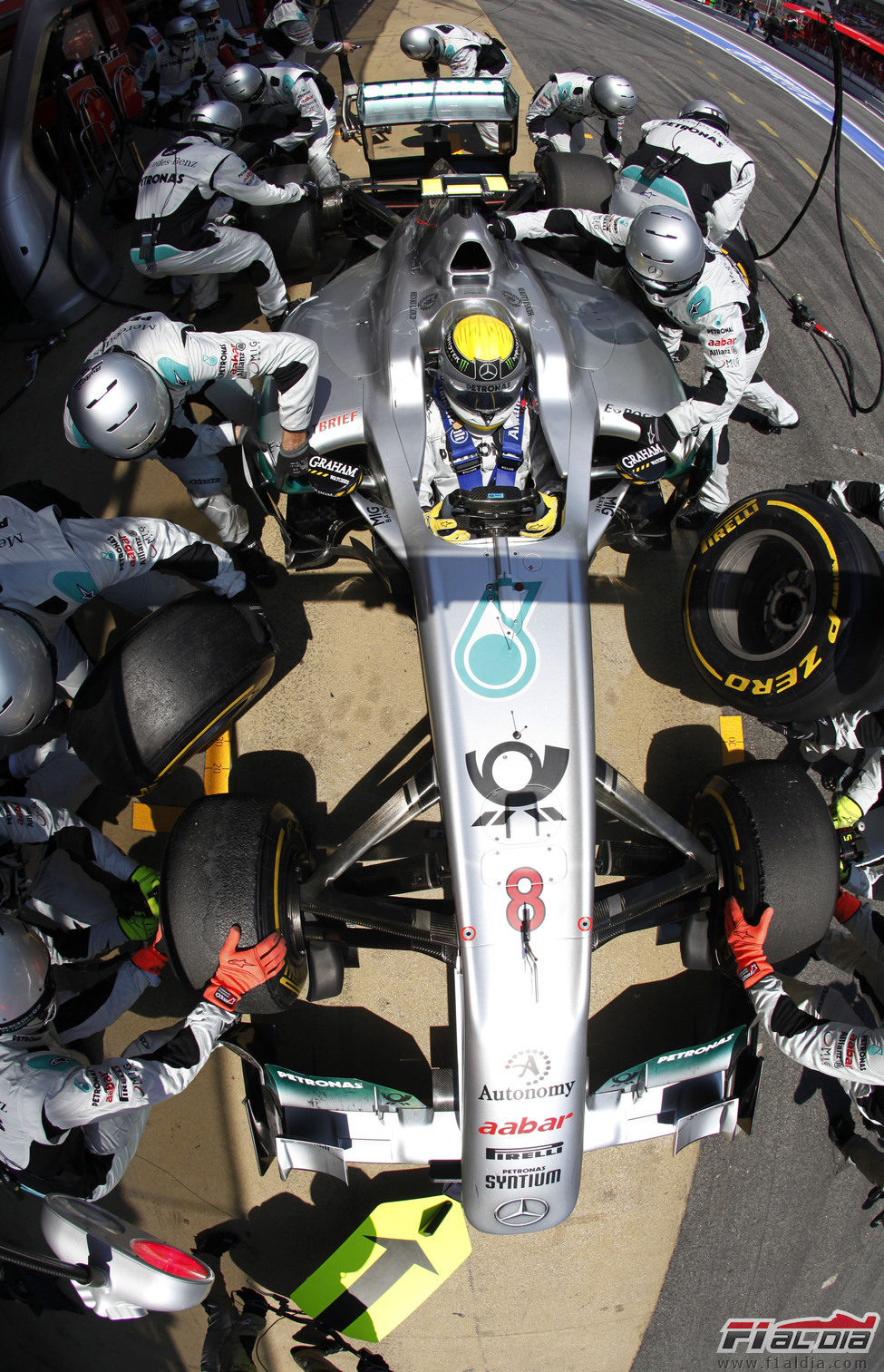 Cambio de neumáticos para Nico Rosberg en España 2011