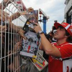 Fernando Alonso firma autógrafos en Montecarlo