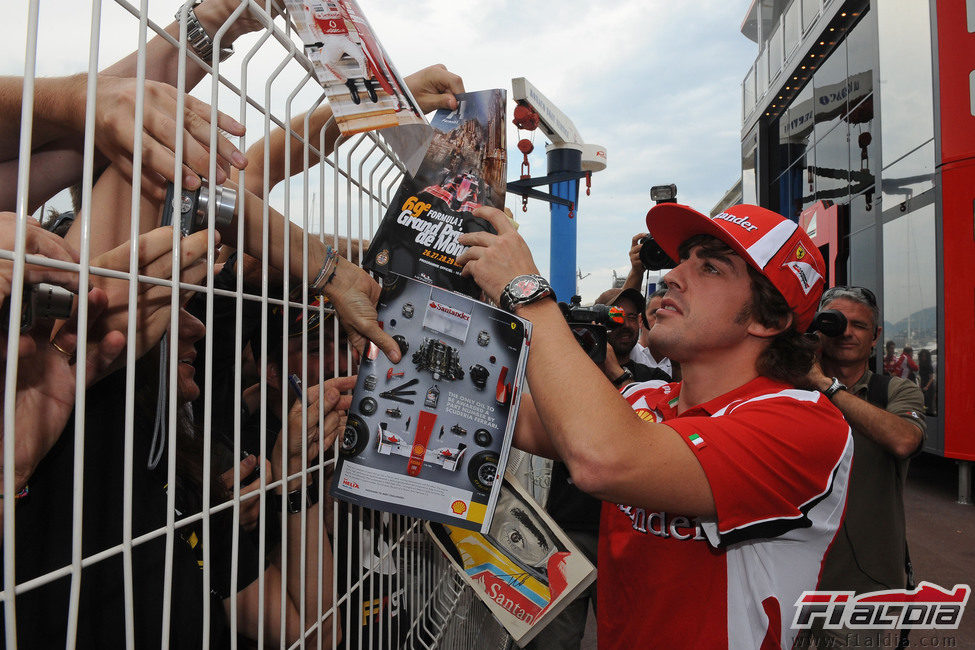 Fernando Alonso firma autógrafos en Montecarlo