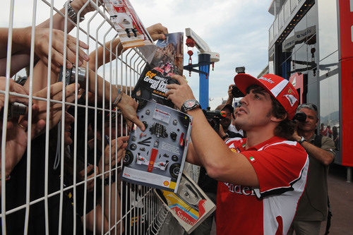 Fernando Alonso firma autógrafos en Montecarlo