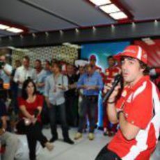 Alonso atiende a la prensa en el GP de Mónaco 2011