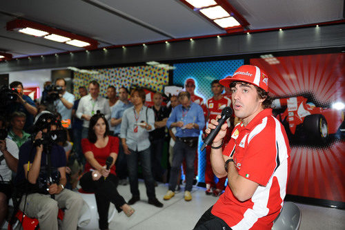 Alonso atiende a la prensa en el GP de Mónaco 2011