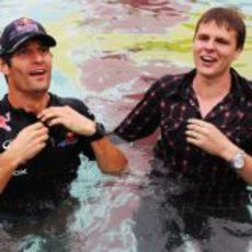 Mark Webber y Jake Humphrey se tiran a la piscina en Mónaco 2011