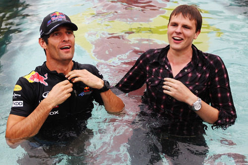 Mark Webber y Jake Humphrey se tiran a la piscina en Mónaco 2011