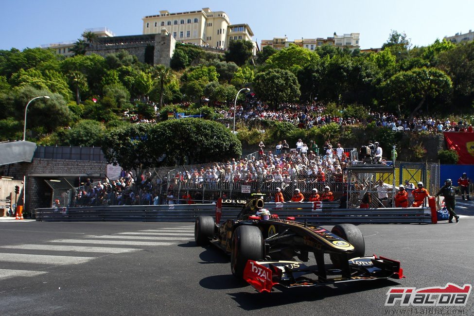 Vitaly Petrov rueda en Montecarlo durante los primeros libres