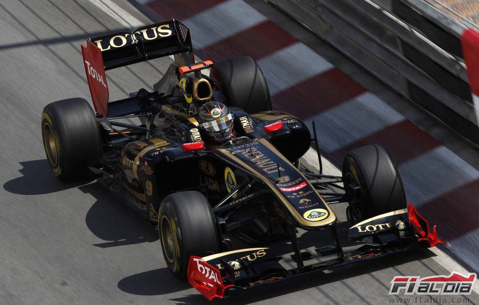 El R31 de Nick Heidfeld por las calles de Mónaco durante los libres