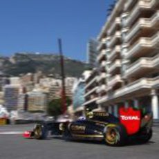 Petrov se pasa ligeramente de frenada en la entrada a la Chicane