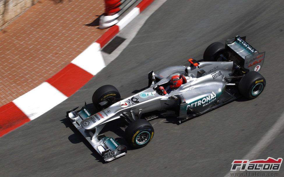 Michael Schumacher rueda en los libres de Monaco 2011