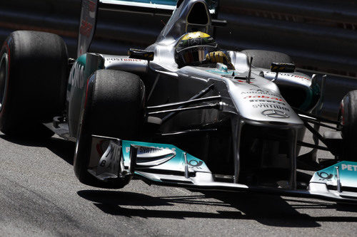 Nico Rosberg pilota su Mercedes en los libres de Mónaco 2011