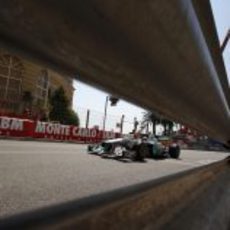 Nico Rosberg pilotando en el estrecho circuito de Montecarlo