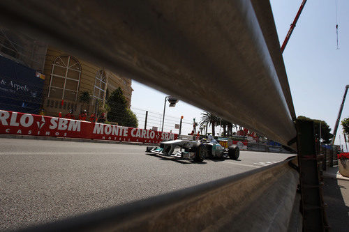 Nico Rosberg pilotando en el estrecho circuito de Montecarlo