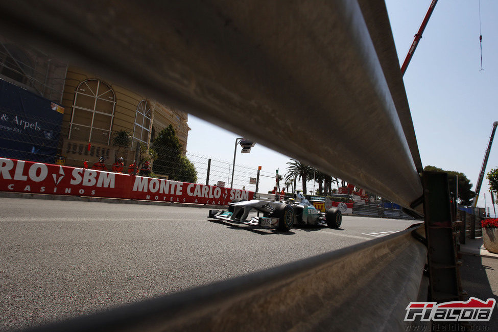 Nico Rosberg pilotando en el estrecho circuito de Montecarlo