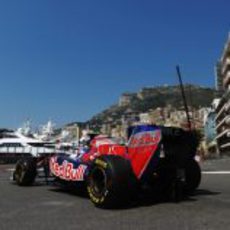 Buemi pasando por la chicane de la salida del túnel