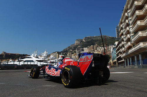 Buemi pasando por la chicane de la salida del túnel