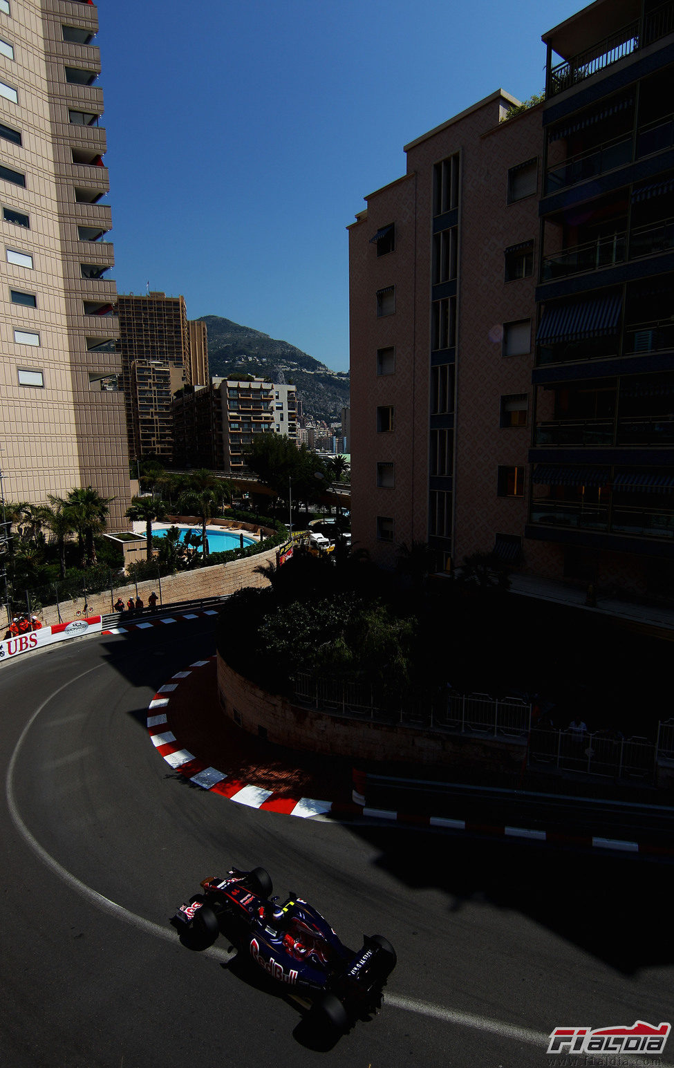 Daniel Ricciardo bajando por Mirabeau