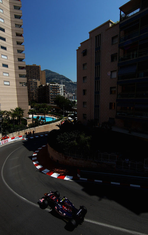 Daniel Ricciardo bajando por Mirabeau