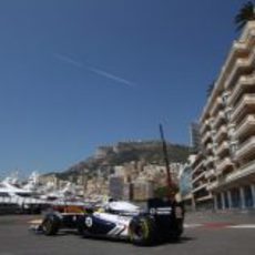 Pastor Maldonado pasando por la chicane de la salida del túnel