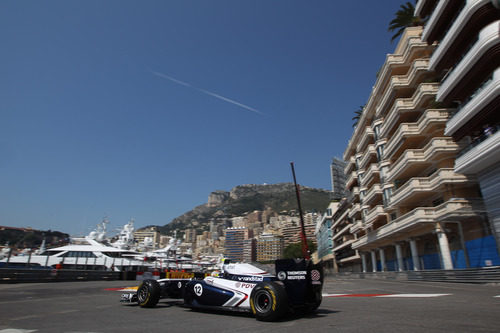 Pastor Maldonado pasando por la chicane de la salida del túnel