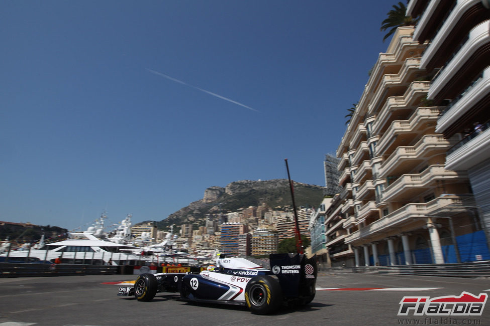 Pastor Maldonado pasando por la chicane de la salida del túnel