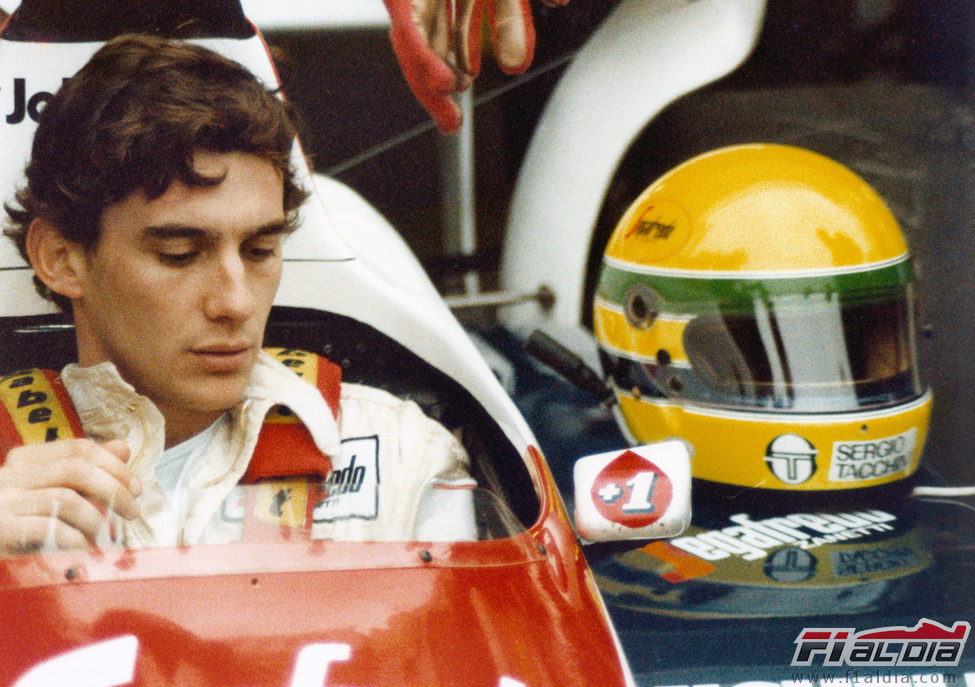 Ayrton Senna junto a su característico casco