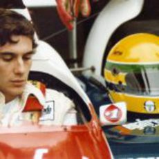 Ayrton Senna junto a su característico casco