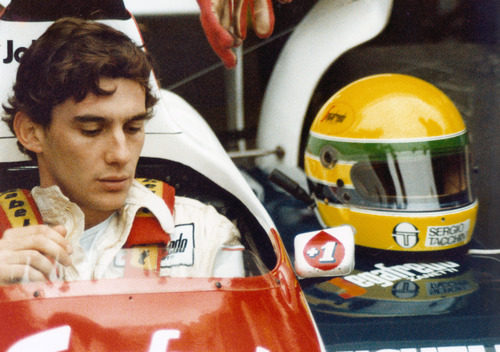 Ayrton Senna junto a su característico casco