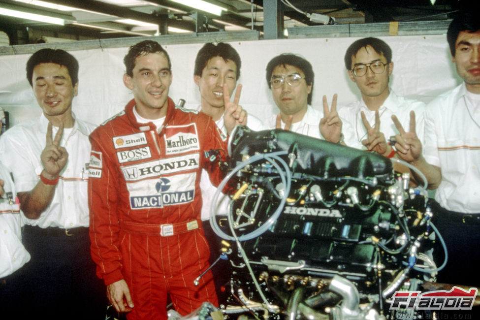 Ayrton Senna junto a los mecánicos de Honda