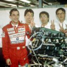 Ayrton Senna junto a los mecánicos de Honda