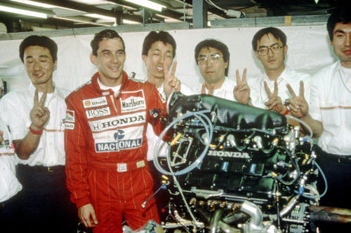 Ayrton Senna junto a los mecánicos de Honda