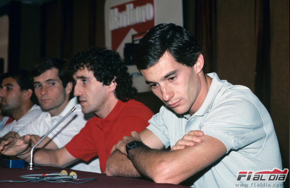Alain Prost habla y Ayrton Senna escucha