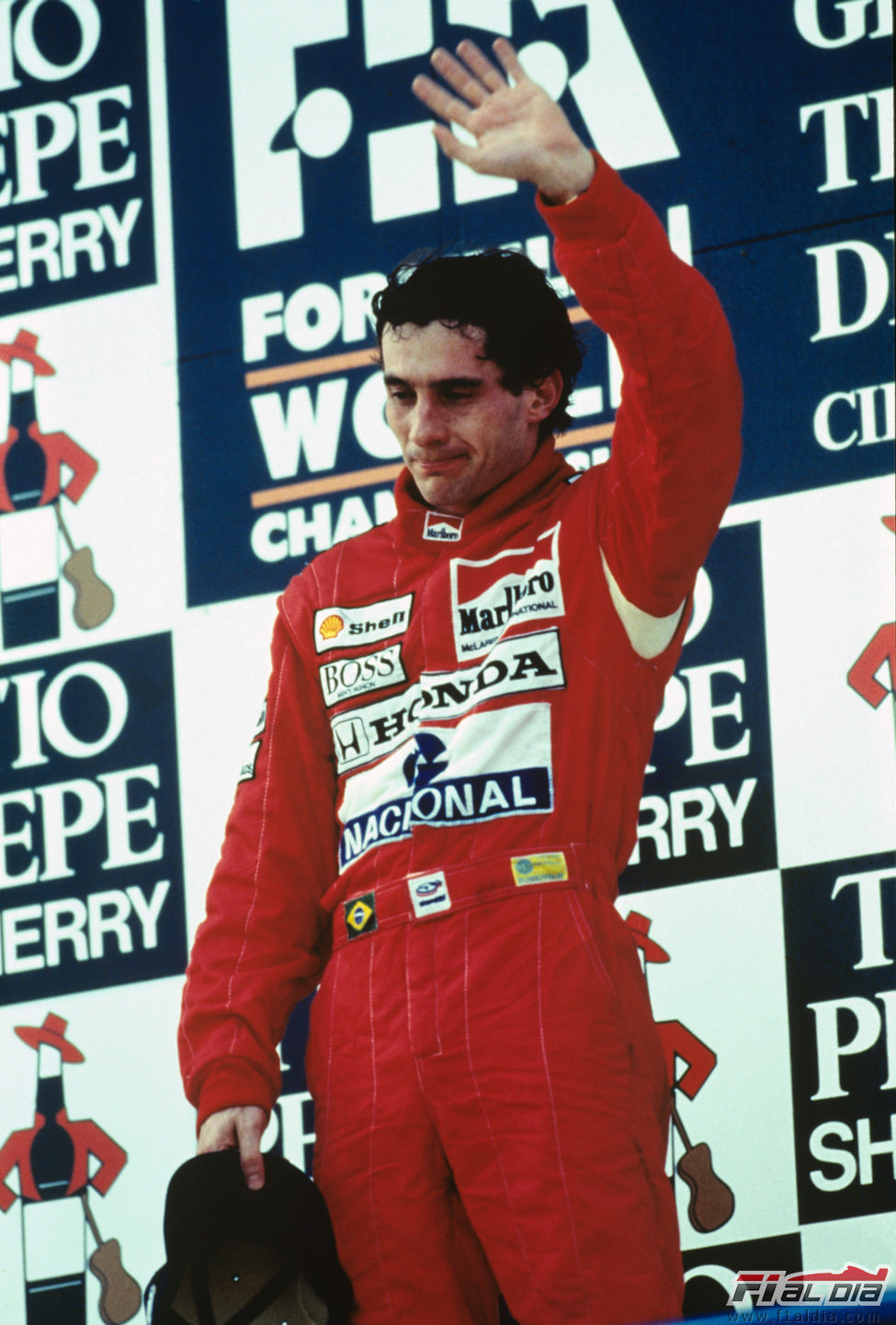 Ayrton Senna saludando a su público desde lo más alto de podio