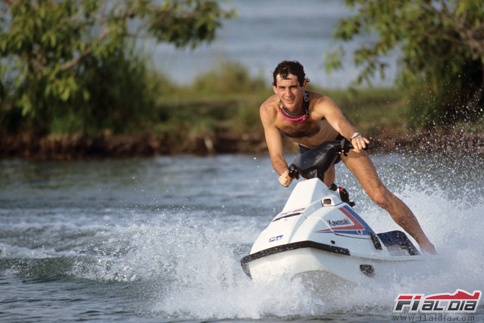 Ayton Senna corriendo con una moto de agua