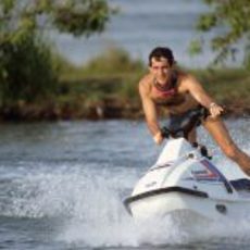 Ayton Senna corriendo con una moto de agua