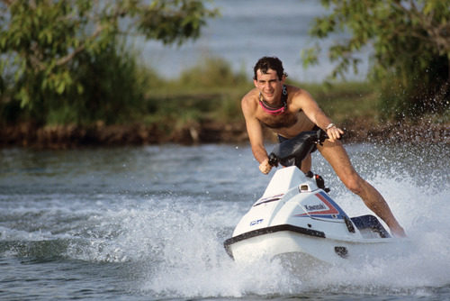 Ayton Senna corriendo con una moto de agua