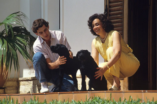 Ayrton Senna, su madre y sus perros