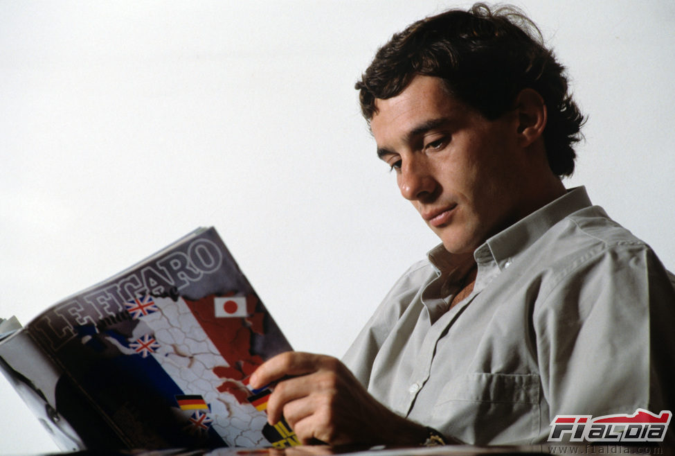 Ayrton Senna leyendo 'Le figaro'