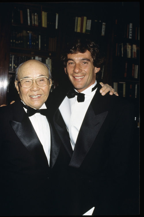 Senna, trajeado y listo para recoger su trofeo de Campeón del Mundo
