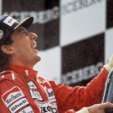 Senna celebra una de sus grandes victorias