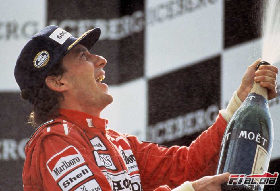 Senna celebra una de sus grandes victorias