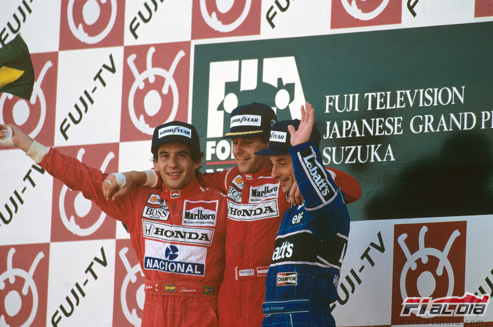 Ayrton Senna en el podio del GP de Japón