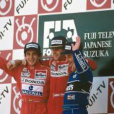 Ayrton Senna en el podio del GP de Japón