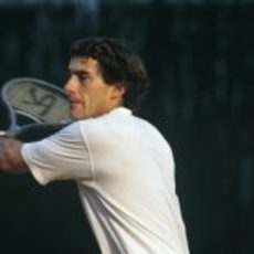 Ayrton jugando al tenis