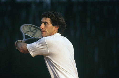 Ayrton jugando al tenis