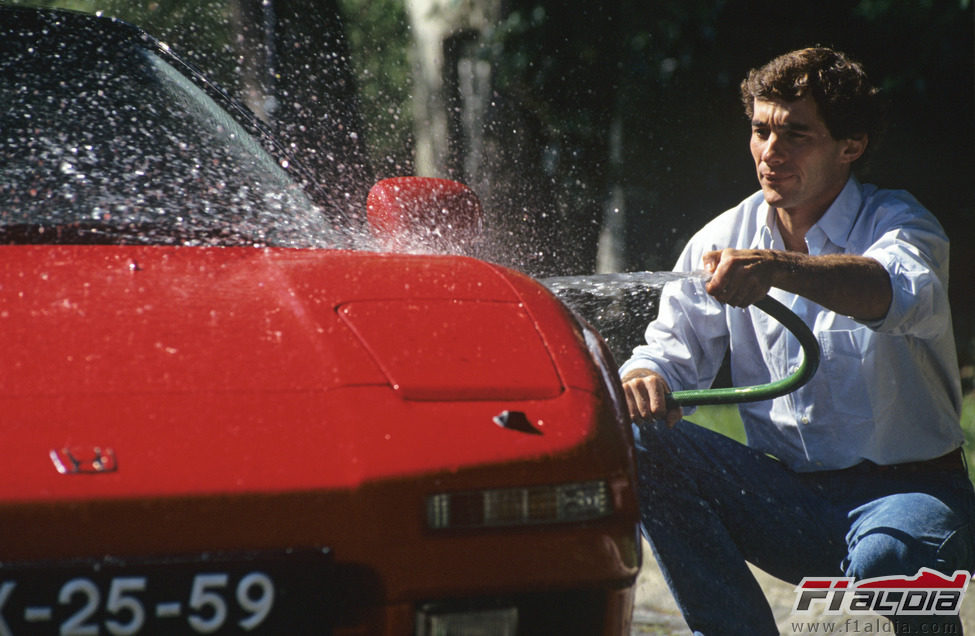 Senna lavando su súperdeportivo