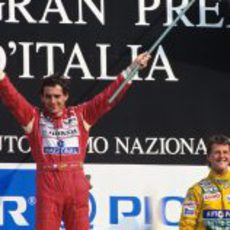 Ayrton Senna y un joven Schumacher en el podio del GP de Italia