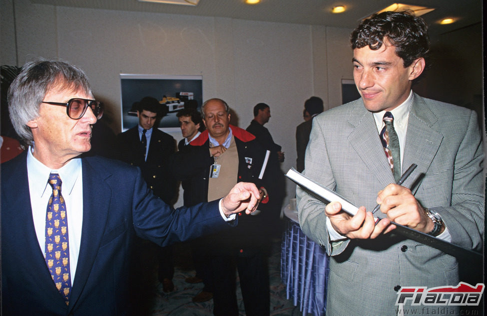 Bernie Ecclestone junto a Ayrton Senna en 1993