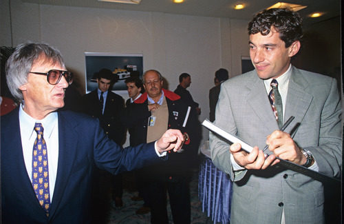 Bernie Ecclestone junto a Ayrton Senna en 1993