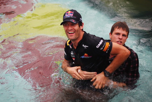 Webber se baña antes de ganar el GP de Mónaco 2011