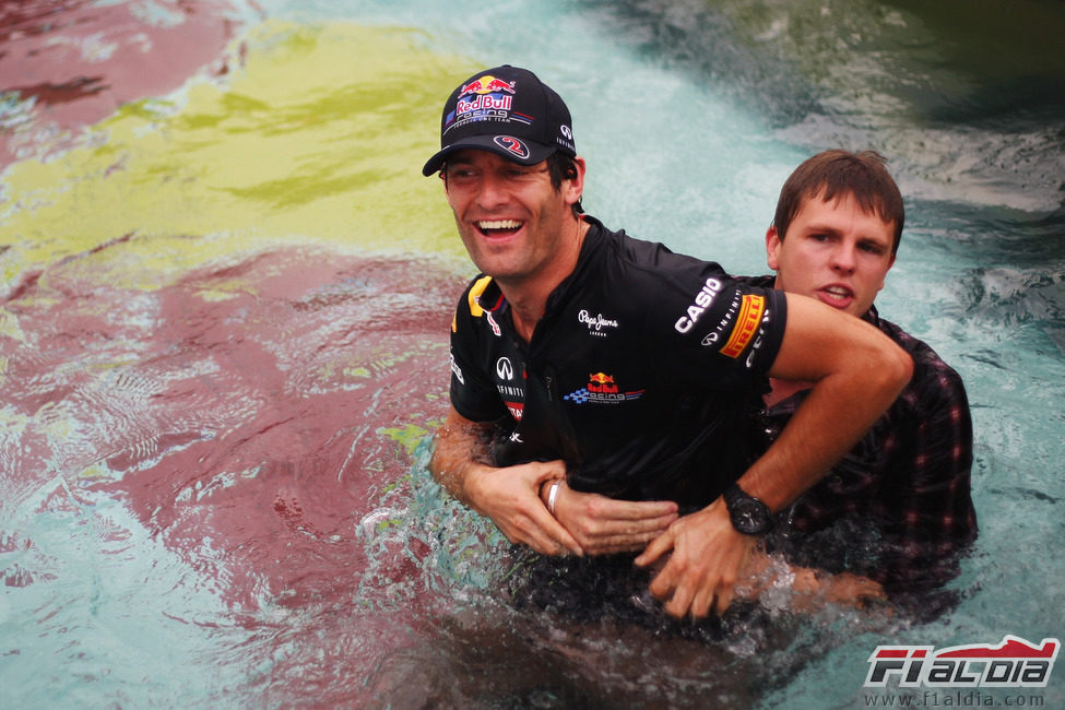 Webber se baña antes de ganar el GP de Mónaco 2011