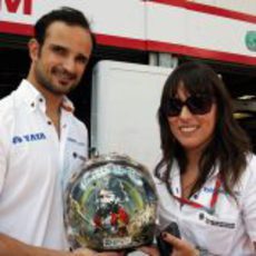 Liuzzi con Alba Sáiz y su nuevo casco para Mónaco 2011